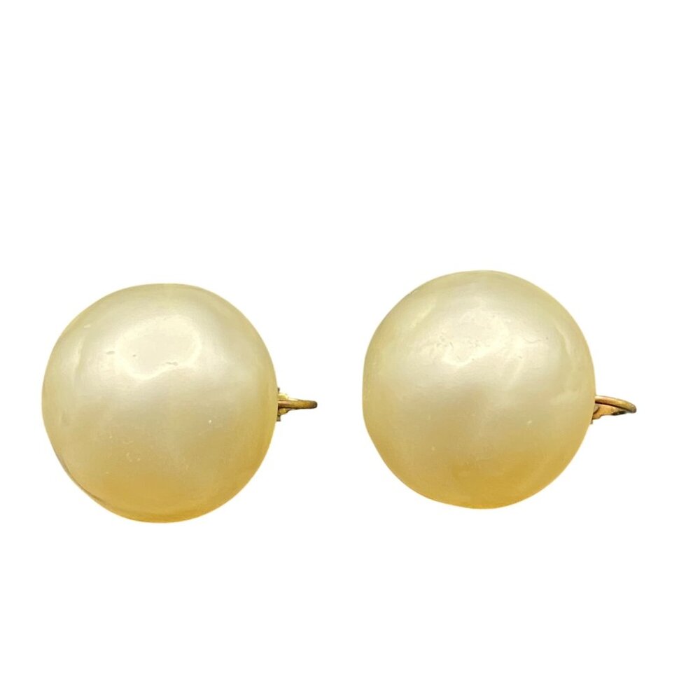 Signed Richelieu Vintage Pearlized Dome Clip On Earrings Gold Tone Mid Century - Picture 3 of 10